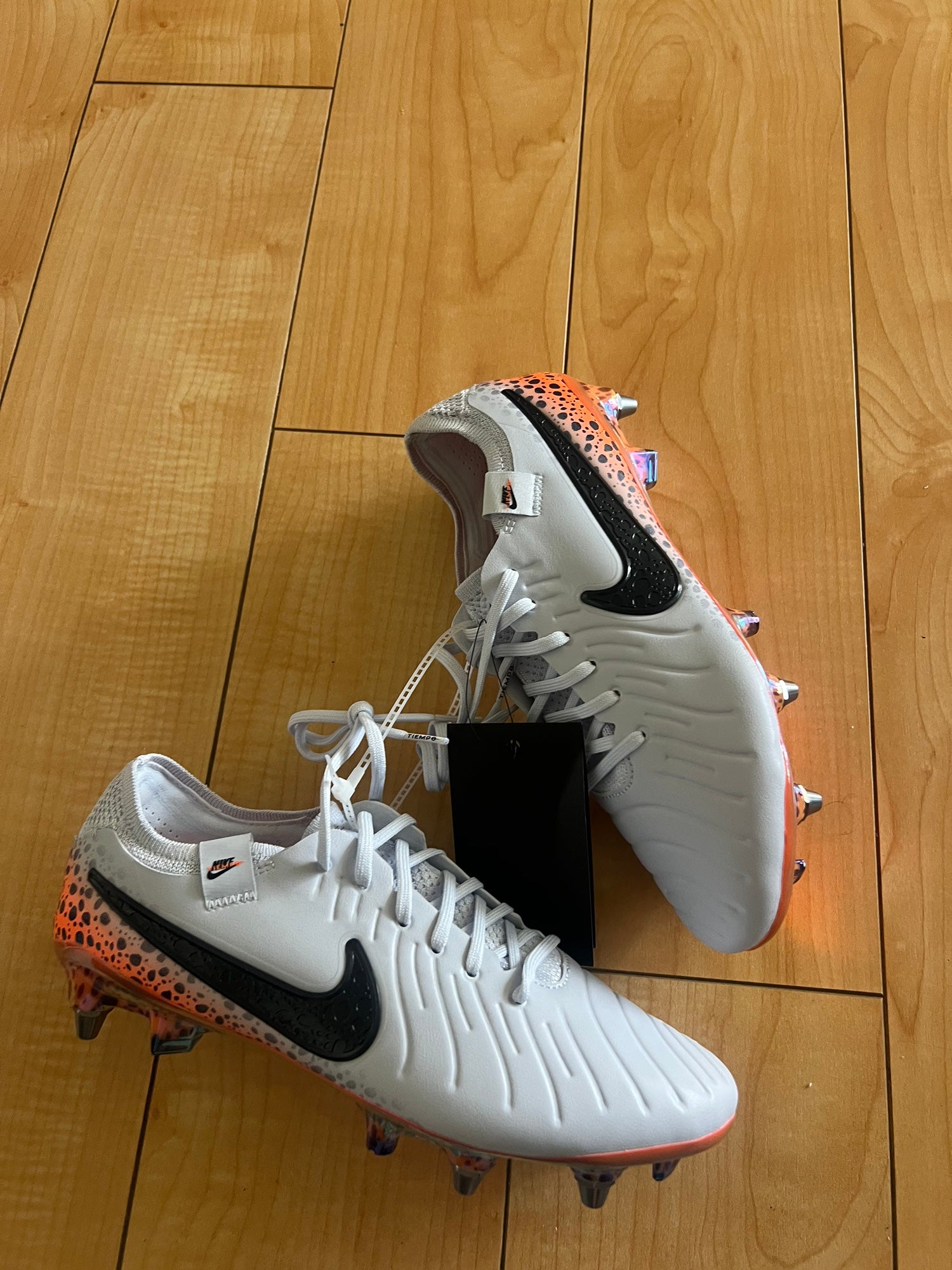 Nike Tiempo Legend 10 Elite SG-Pro Player Edtn Soccer Cleats  display picture 3