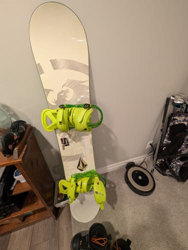 Men's Never Summer Snowboard Freeride With Bindings 155 cm (Used)