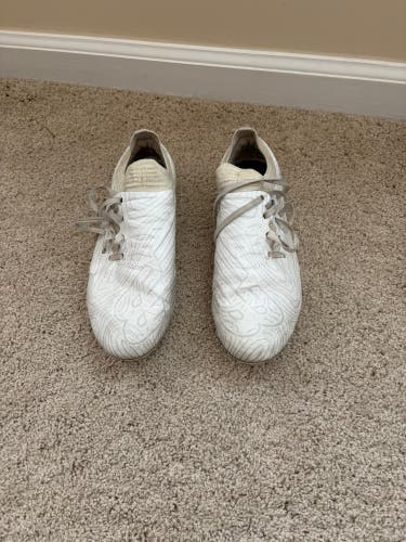 White Unisex Size M 6.0 (W 7.0) Youth New Balance Cleats (Used)