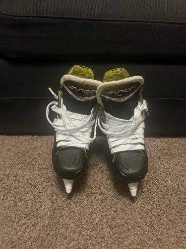 2023 Bauer Vapor X4 Hockey Skates Regular Width Size 2 (Used)