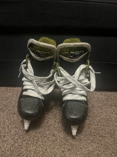 2023 Bauer Vapor X4 Hockey Skates Regular Width Size 1 (Used)