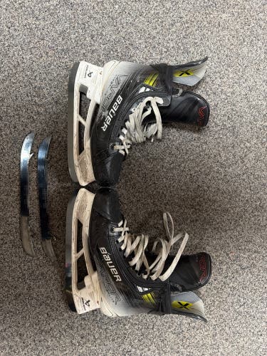 2023 Bauer Vapor Hyperlite 2 Hockey Skates 7.5 (Used)