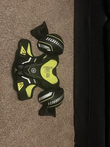 Large/Extra Large Youth Warrior Alpha DX Shoulder Pads (Used)
