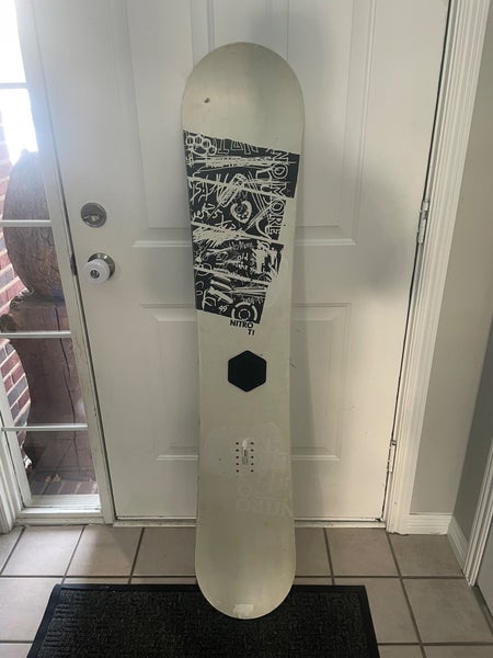 Nitro T1 Snowboard Freestyle Without Bindings Medium Flex True Twin 145 cm (Used)