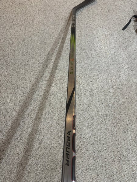 Like NEW Senior Bauer Vapor Hyperlite 2 Right Handed Hockey Stick P92 70 Flex (lightly used)