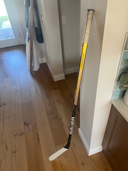 Senior Bauer Vapor Hyperlite Right Handed Hockey Stick P92 77 Flex (Used)