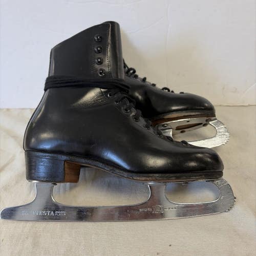 Boys Junior Size 4 Riedell Figure Ice Skates. Black