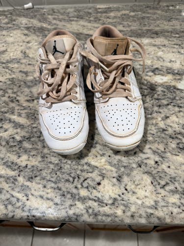 White Kid's 4.5Y (Big Kids / Youth) Youth Air Jordan Low Top Molded Cleats (Used)