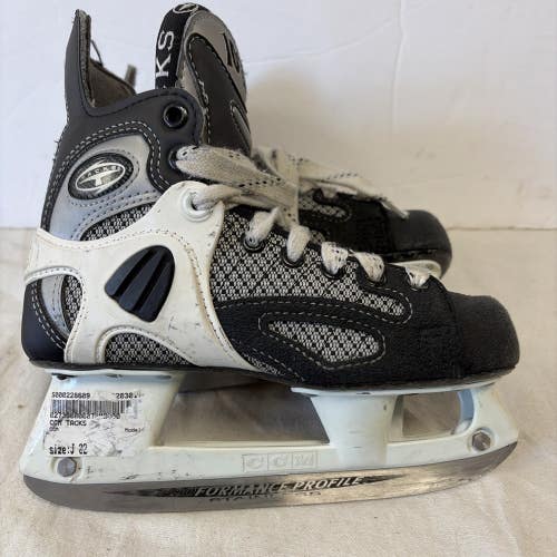 Junior Size 2 CCM SUPER TACKS 1062 Ice Hockey Skates.