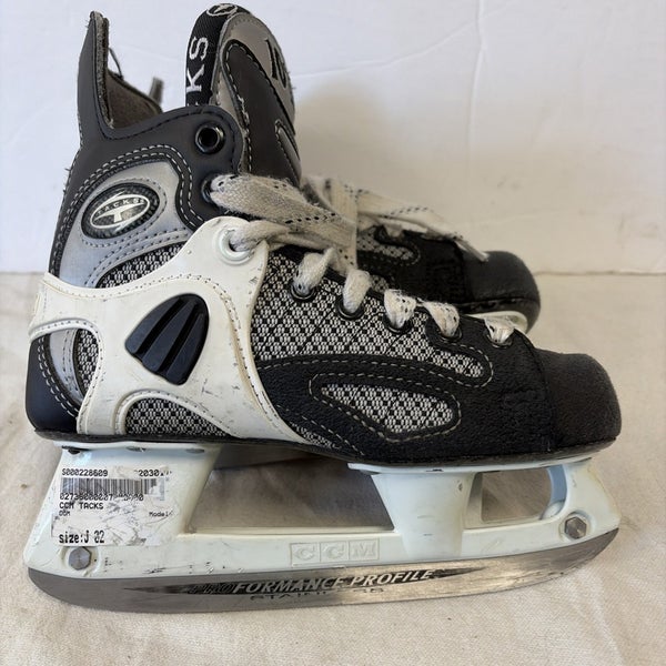 Junior Size 2 CCM SUPER TACKS 1062 Ice Hockey Skates.