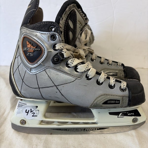 Junior Size 4.5 CCM VECTOR 7.5 Ice Hockey Skates