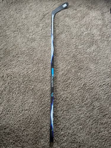 Senior Bauer Vapor Flylite Right Handed Hockey Stick P28 70 Flex (New)