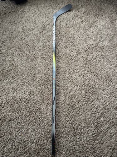 Senior Bauer Vapor Hyperlite 2 Right Handed Hockey Stick P28 70 Flex (New)