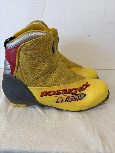 Adult Size 8.5 Rossignol Classic Cross Country Ski Boots.