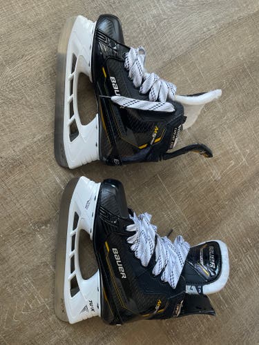 Black Bauer Supreme M5 Pro Hockey Skates Wide Width Size 4 (Used)