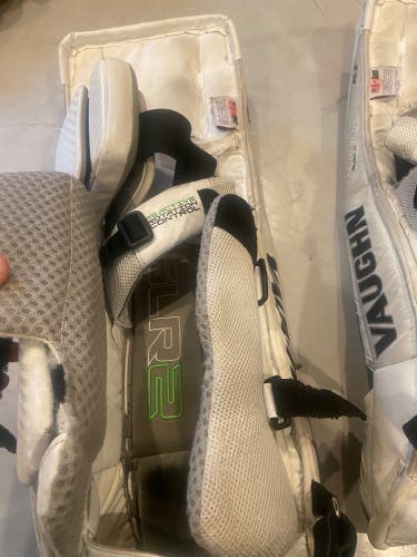 26" Vaughn Ventus SLR2 Goalie Leg Pads (Used)
