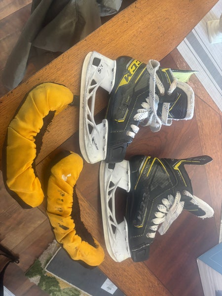 Black/Yellow 2016 CCM Super Tacks Hockey Skates Regular Width Size 3.5 (Used)