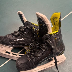 Bauer Supreme M4 Hockey Skates Regular Width Size 4 (Used)
