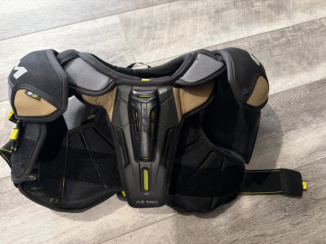 CCM Tacks as 580 shoulder pads