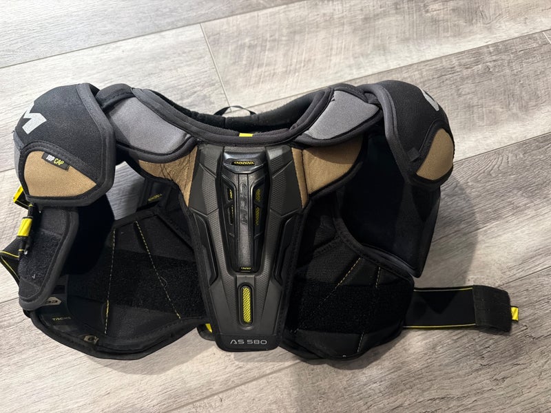 CCM Tacks as 580 shoulder pads