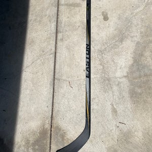 Intermediate Easton Synergy 80 Right Handed Hockey Stick Mid Pattern 60 Flex (Used)