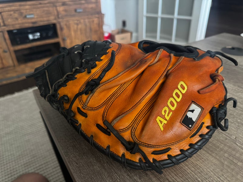 Wilson A2000 RH Catcher's Baseball Glove 32.5" (Used)