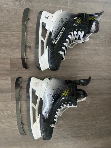 2023 Bauer Vapor Hyperlite 2 Hockey Skates Regular Width Size 5 (Used)