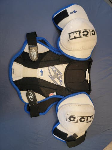 Medium Junior CCM Tacks 452 Shoulder Pads (Used)