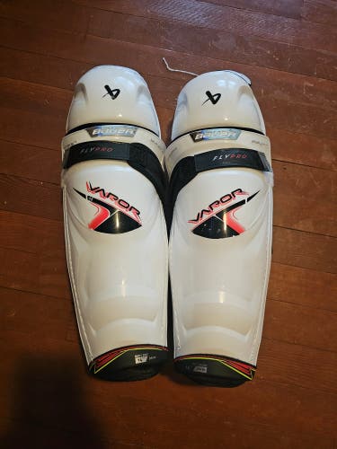 Intermediate Bauer Vapor Flypro 14" Shin Pads (Used)