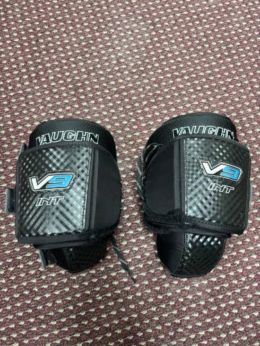 Vaughn V9 Intermediate Knee Guards. Does not come with garter belt.