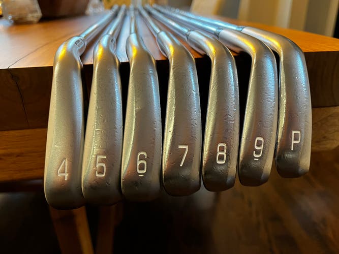 Men's 2016 Mizuno JPX 900 Forged Right Handed Iron Set Regular Flex Steel Shaft (Used)