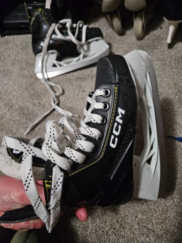 Black CCM AS-550 Hockey Skates Size 1 (Used)
