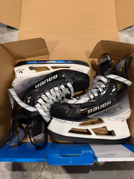2023 Bauer Vapor Hyperlite 2 Hockey Skates Wide Width Size 5.5 (Used)