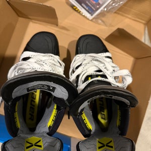 2023 Bauer Vapor Hyperlite 2 Hockey Skates Wide Width 6 (Used)