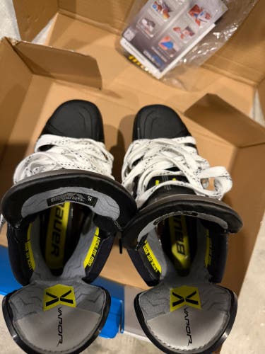 2023 Bauer Vapor Hyperlite 2 Hockey Skates Wide Width 6 (Used)