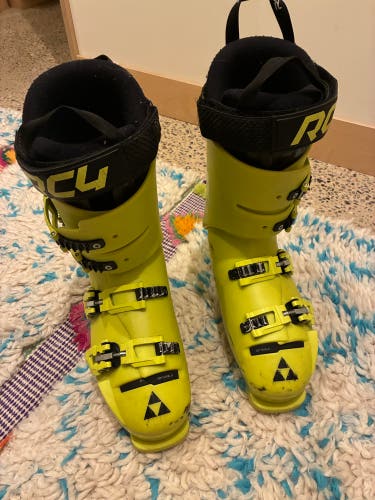 Mondo 28 & 28.5 Men's Fischer RC4 Podium Ski Boots Soft Flex (Used)