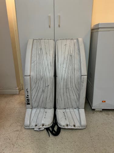 33" 2017 Vaughn Ventus SLR Pro Goalie Leg Pads (Used)