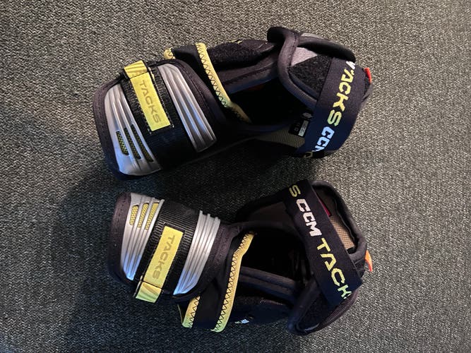 Junior Large CCM Tacks AS-V Elbow Pads (Used)