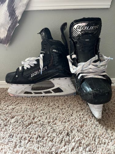 Black 2022 Bauer Supreme Mach Hockey Skates Regular Width 7.5 (Used)