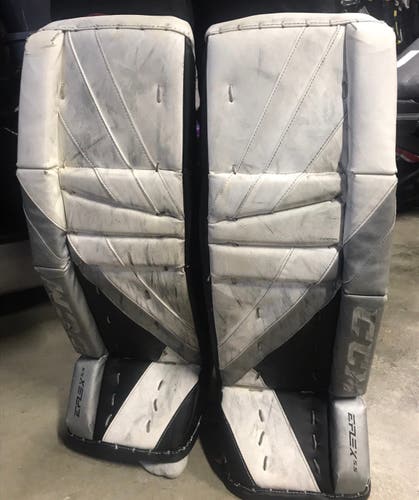 28" 2023 CCM Extreme Flex 5.5 Goalie Leg Pads (Used)
