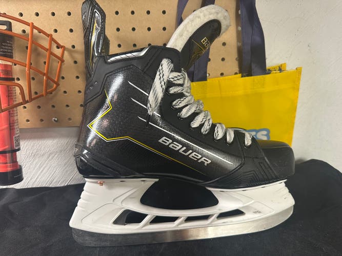 2024 Bauer Supreme M40 Hockey Skates 10 (Used)