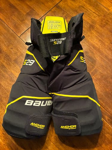 Medium Bauer Supreme S29 Girdle (Used)