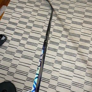 Intermediate Bauer Vapor Flylite Right Handed Hockey Stick P28 65 Flex (Used)