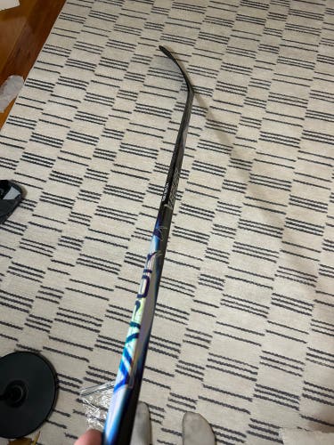 Intermediate Bauer Vapor Flylite Right Handed Hockey Stick P28 65 Flex (Used)