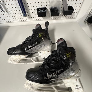 Black 2023 Bauer Vapor Hyperlite 2 Hockey Skates Regular Width Pro Stock 9.5 (Used)