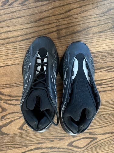 Black Men's Size M 7.0 (W 8.0) Adult Adidas Yeezy Shoes (Used)