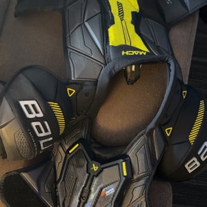 Men's Medium Senior Bauer Supreme Mach Shoulder Pads (New)
