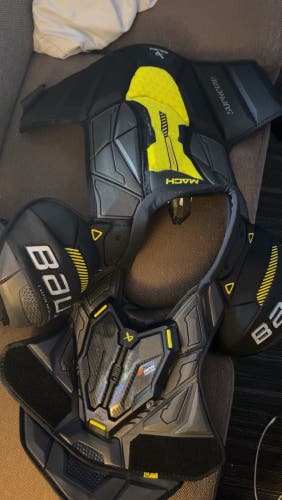 Men's Medium Senior Bauer Supreme Mach Shoulder Pads (New)