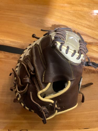 Akadema prodigy Agc98 Catcher's Glove 32" (Used)