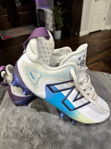 White Unisex Size M 11.5 (W 12.5) Adult New Balance Molded Cleats Cleats (Used)